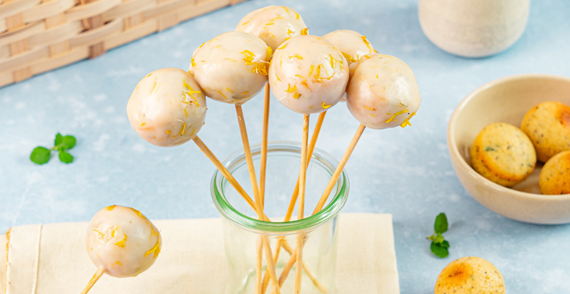 Un dessert glacés aux pétales de pissenlit à faire avec les enfants : pop cakes mélisse-coquelicot 