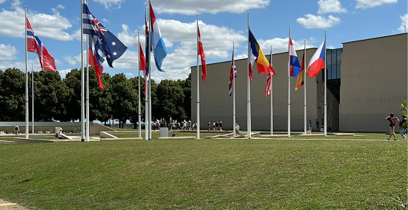 Comprendre l'histoire moderne au Mémorial de Caen avec des enfants.