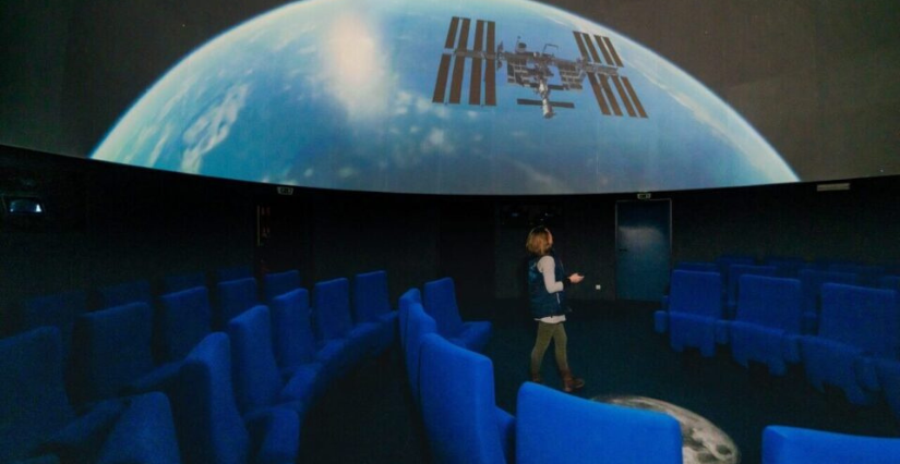 Projection de film au Planétarium Ludiver à La Hague, près de Cherbourg