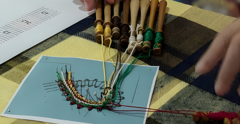 Démonstration de dentelles aux fuseaux au Musée de Normandie de Caen